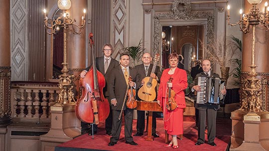 Achtergrond orkest Akustika met 2 violen, contrabas, gitaar, accordeon in de Lullyzaal van opera Gent
