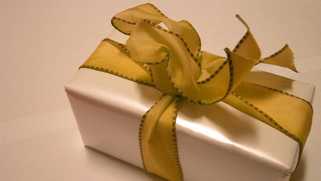 Cadeauverpakking met strik - thema muzikale geschenkvideo, online verzoeknummers