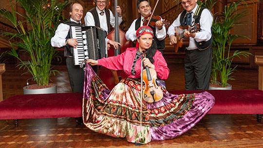 Zangeres/violiste Emilia Kirova in prachtige zigeunerkledij, begeleid door 4 zigeunermuzikanten