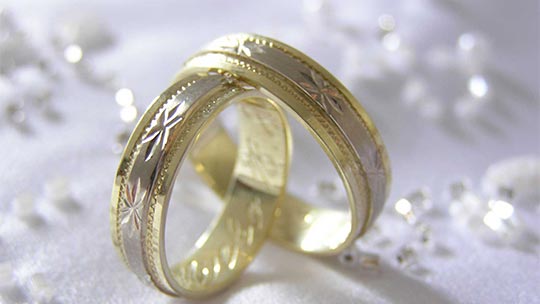 2 gouden trouwringen als symbool voor het huwelijk, met live muziek tijdens de huwelijksceremonie